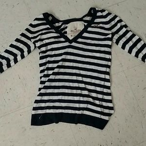 V-neck black and white tee